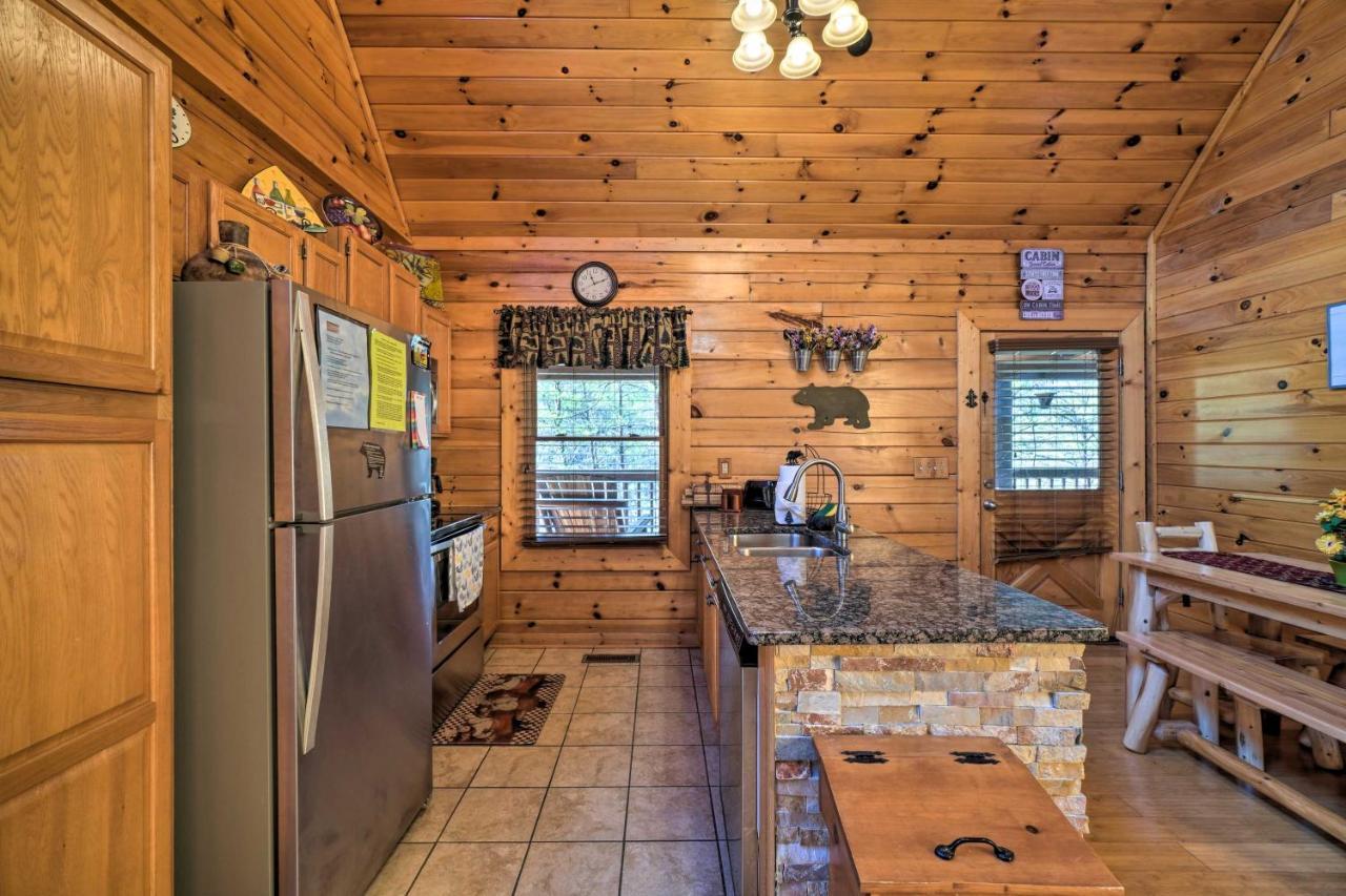 Inviting Sevierville Cabin With Deck And Hot Tub! Eksteriør billede