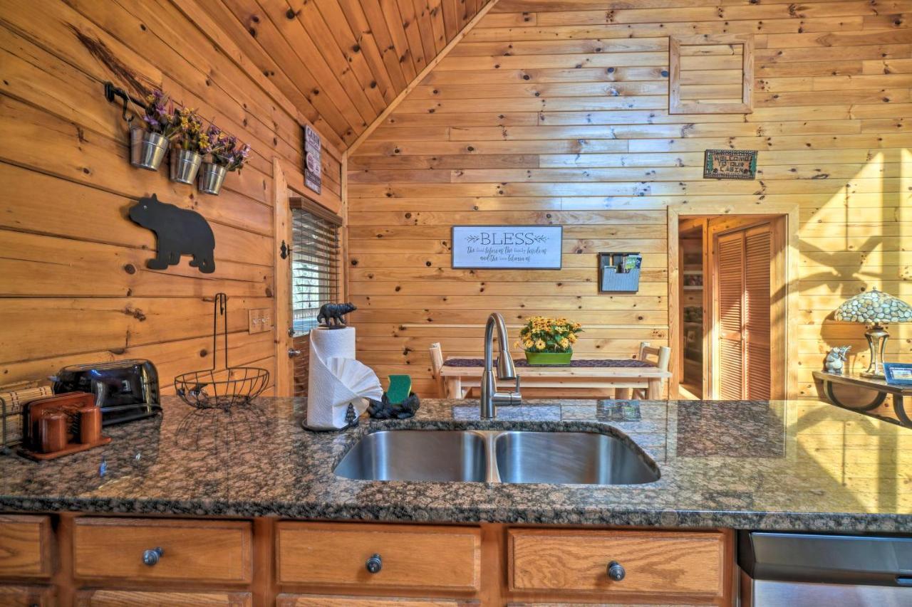 Inviting Sevierville Cabin With Deck And Hot Tub! Eksteriør billede