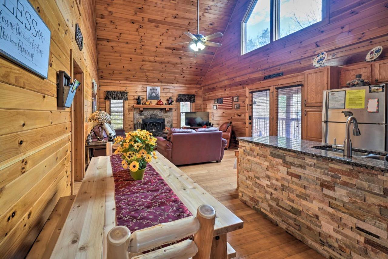 Inviting Sevierville Cabin With Deck And Hot Tub! Eksteriør billede